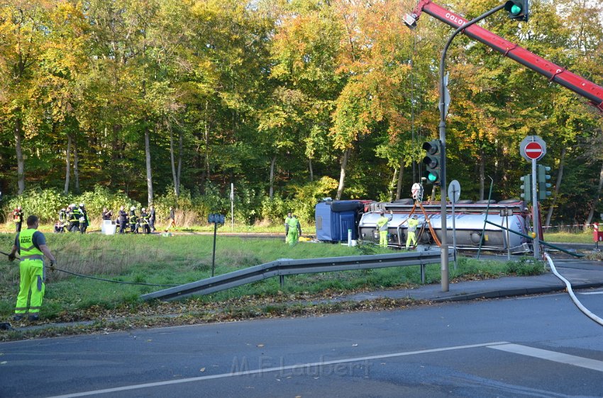 VU Tanklastzug umgestuerzt Huerth Industriestr P402.JPG